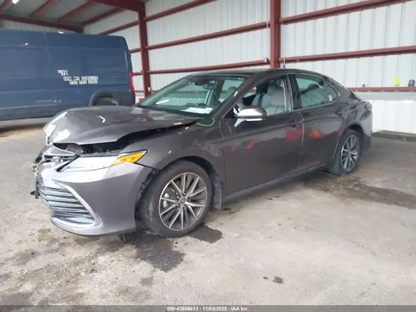 4T1F11BK2MU040246 2021 TOYOTA CAMRY - Image 2