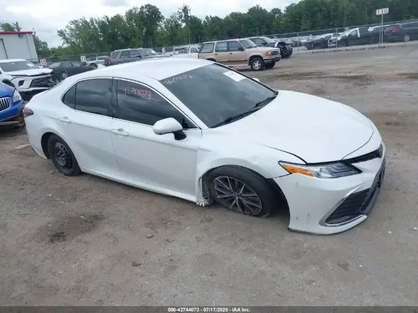 4T1F11BK3MU040563 2021 TOYOTA CAMRY - Image 1