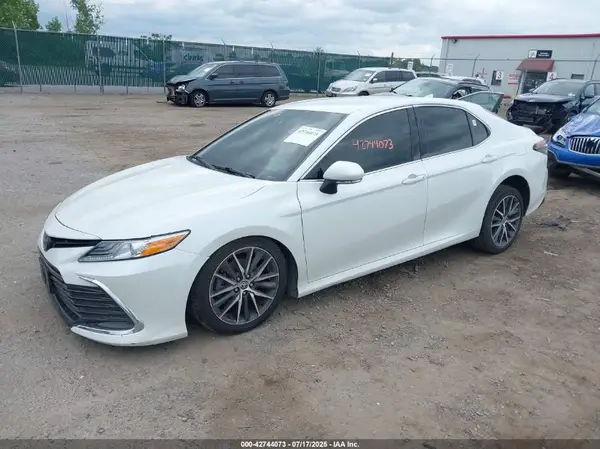 4T1F11BK3MU040563 2021 TOYOTA CAMRY - Image 2