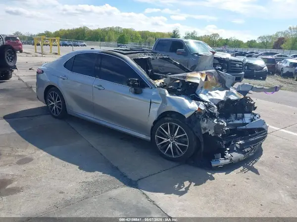 4T1F11BK3NU054495 2022 TOYOTA CAMRY - Image 1