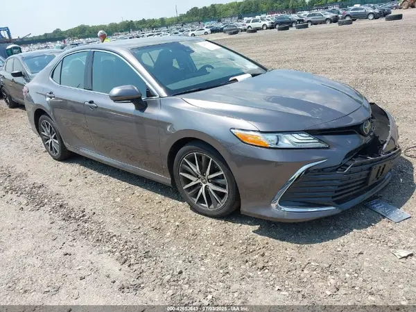 4T1F11BK3NU061401 2022 TOYOTA CAMRY - Image 1