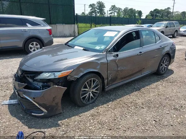 4T1F11BK3NU061401 2022 TOYOTA CAMRY - Image 2
