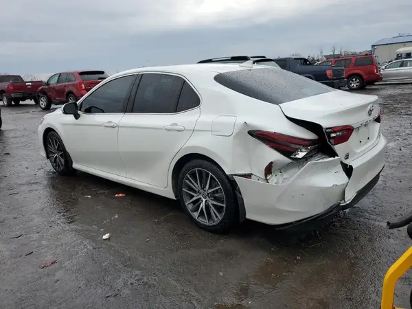 4T1F11BK4NU067496 2022 TOYOTA CAMRY - Image 2