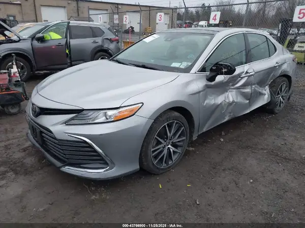 4T1F11BK5NU057821 2022 TOYOTA CAMRY - Image 2
