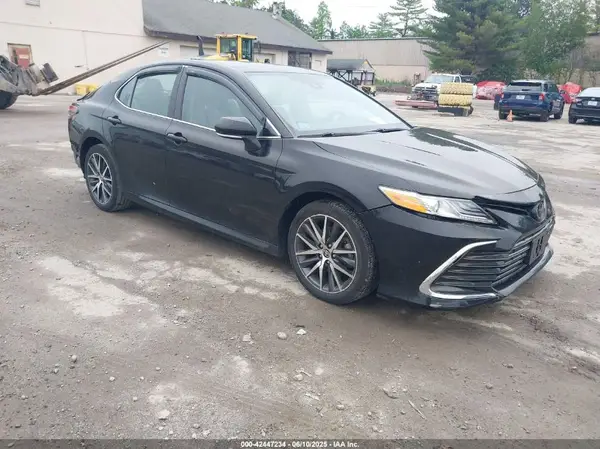 4T1F11BK5NU063148 2022 TOYOTA CAMRY - Image 1