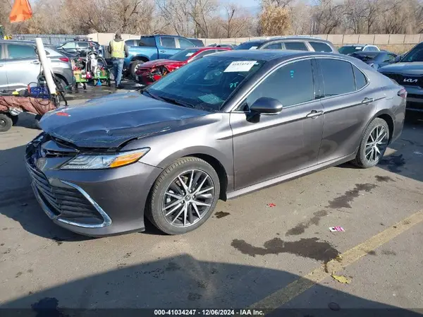 4T1F11BK5NU065076 2022 TOYOTA CAMRY - Image 2