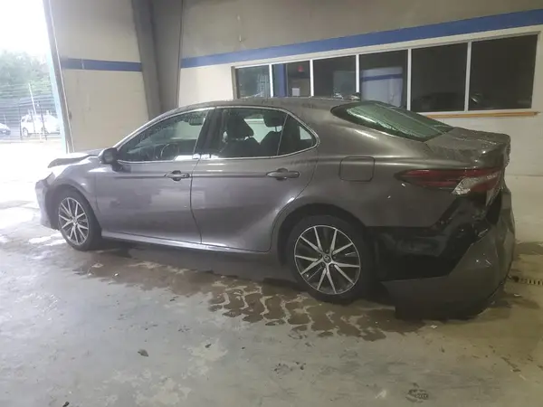 4T1F11BK6NU056631 2022 TOYOTA CAMRY - Image 2