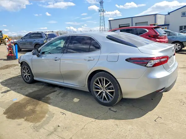 4T1F11BK6NU064244 2022 TOYOTA CAMRY - Image 2