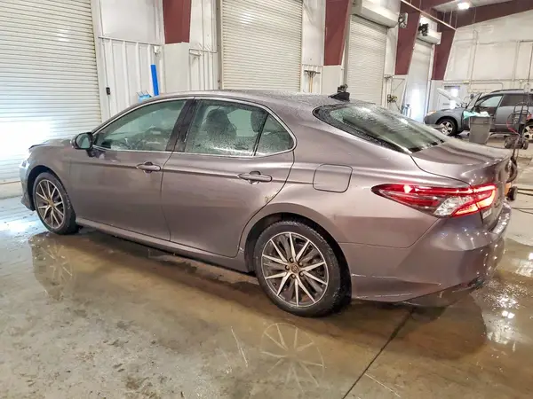 4T1F11BK7NU053947 2022 TOYOTA CAMRY - Image 2