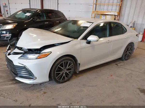 4T1F11BK7NU070389 2022 TOYOTA CAMRY - Image 2