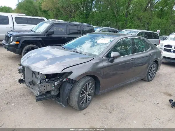 4T1F11BK9NU052041 2022 TOYOTA CAMRY - Image 2