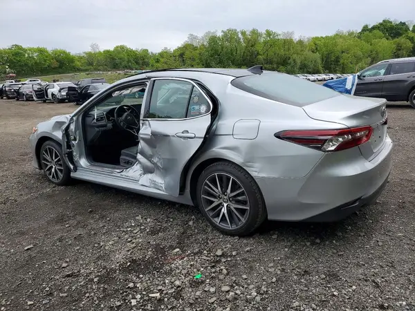 4T1F11BK9NU064576 2022 TOYOTA CAMRY - Image 2