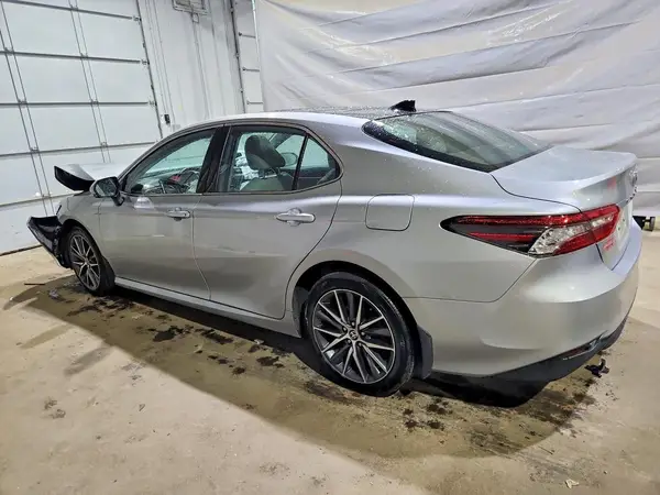 4T1F11BK9NU072175 2022 TOYOTA CAMRY - Image 2