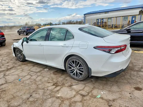 4T1F11BKXNU047950 2022 TOYOTA CAMRY - Image 2