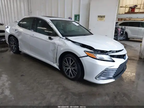 4T1F31AK4NU572580 2022 TOYOTA CAMRY - Image 1