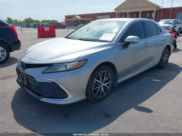 4T1F31AK5MU565376 2021 TOYOTA CAMRY - Image 2
