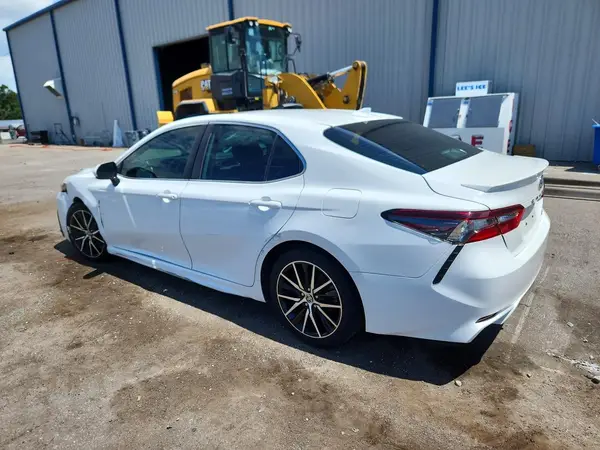 4T1G11AK0MU405979 2021 TOYOTA CAMRY - Image 2