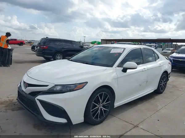 4T1G11AK0MU411930 2021 TOYOTA CAMRY - Image 2