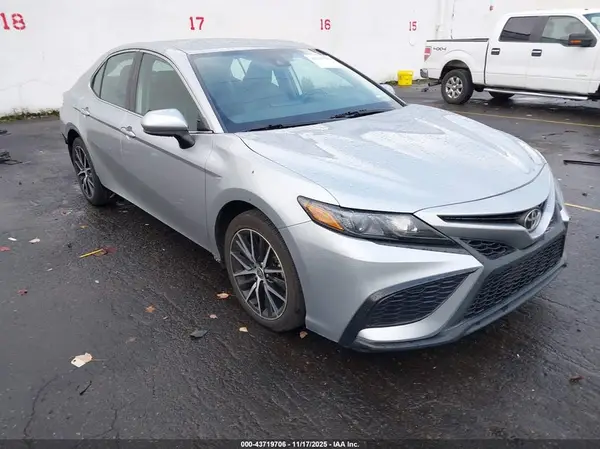 4T1G11AK0MU412804 2021 TOYOTA CAMRY - Image 1