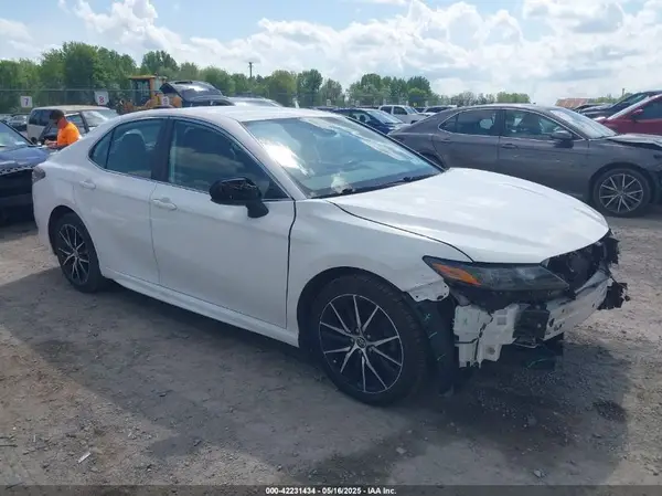 4T1G11AK0MU424600 2021 TOYOTA CAMRY - Image 1