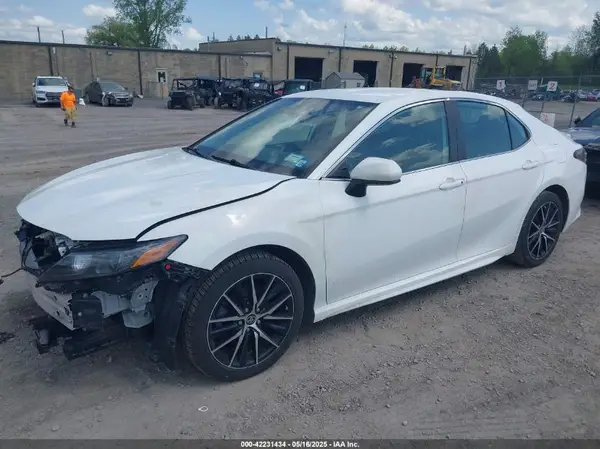 4T1G11AK0MU424600 2021 TOYOTA CAMRY - Image 2
