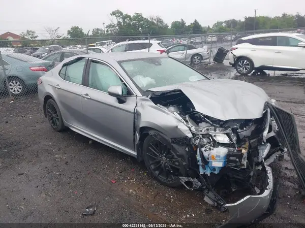4T1G11AK0MU425990 2021 TOYOTA CAMRY - Image 1