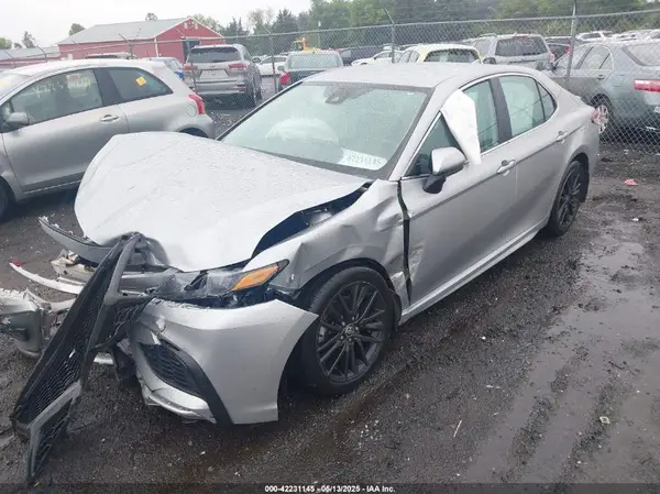4T1G11AK0MU425990 2021 TOYOTA CAMRY - Image 2