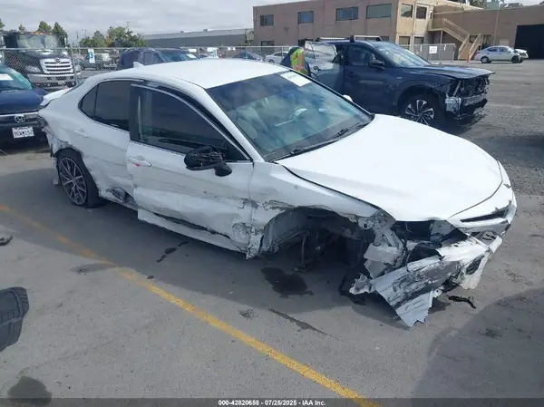 4T1G11AK0MU427643 2021 TOYOTA CAMRY - Image 1