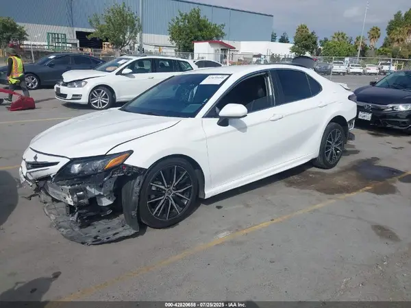4T1G11AK0MU427643 2021 TOYOTA CAMRY - Image 2