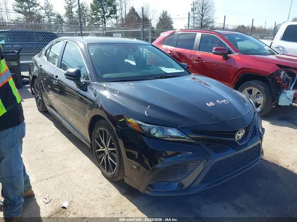4T1G11AK0MU435077 2021 TOYOTA CAMRY - Image 1