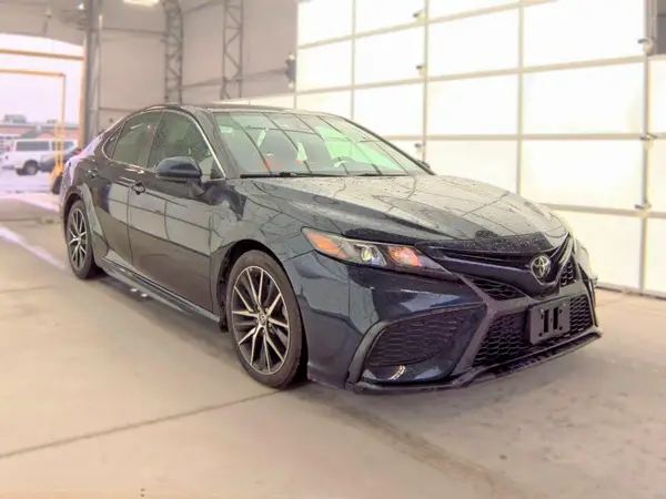 4T1G11AK0MU435841 2021 TOYOTA CAMRY - Image 1