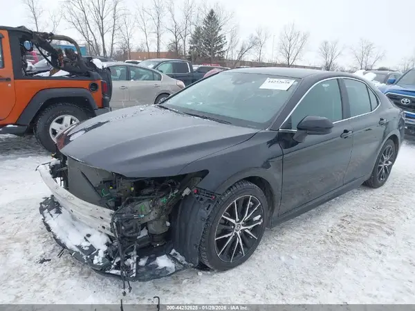 4T1G11AK0MU441588 2021 TOYOTA CAMRY - Image 2