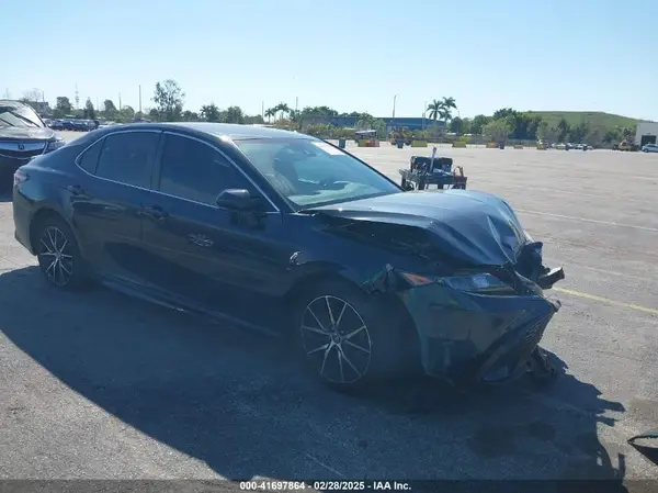 4T1G11AK0MU450257 2021 TOYOTA CAMRY - Image 1