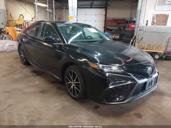 4T1G11AK0MU491116 2021 TOYOTA CAMRY - Image 1