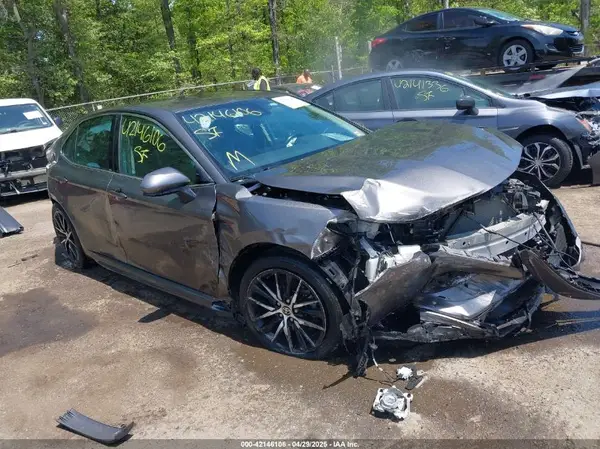 4T1G11AK0MU523241 2021 TOYOTA CAMRY - Image 1