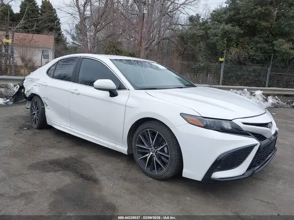 4T1G11AK0MU526107 2021 TOYOTA CAMRY - Image 1