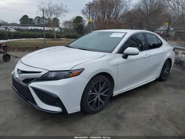4T1G11AK0MU526107 2021 TOYOTA CAMRY - Image 2
