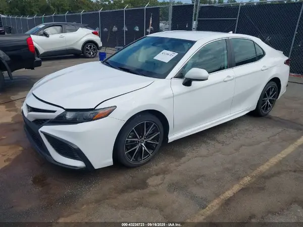4T1G11AK0MU532599 2021 TOYOTA CAMRY - Image 2
