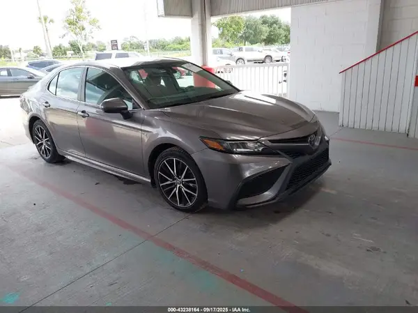 4T1G11AK0MU548558 2021 TOYOTA CAMRY - Image 1