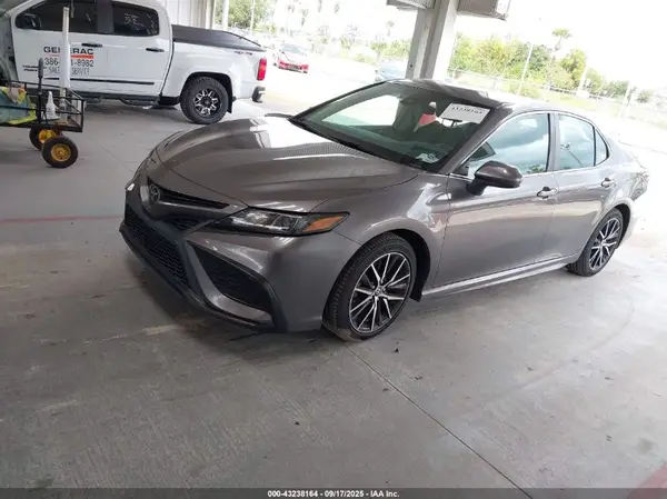 4T1G11AK0MU548558 2021 TOYOTA CAMRY - Image 2