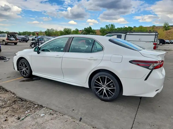 4T1G11AK0MU555865 2021 TOYOTA CAMRY - Image 2