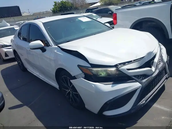 4T1G11AK0MU556336 2021 TOYOTA CAMRY - Image 1