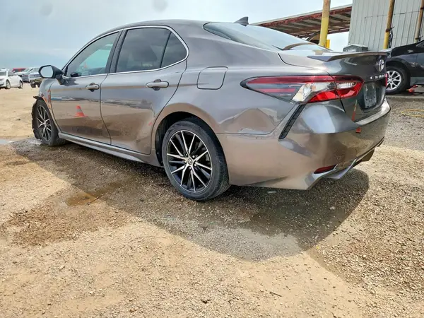 4T1G11AK0MU556496 2021 TOYOTA CAMRY - Image 2
