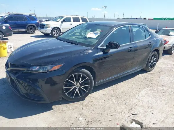 4T1G11AK0MU569135 2021 TOYOTA CAMRY - Image 2