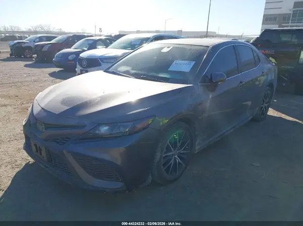 4T1G11AK0MU585304 2021 TOYOTA CAMRY - Image 2