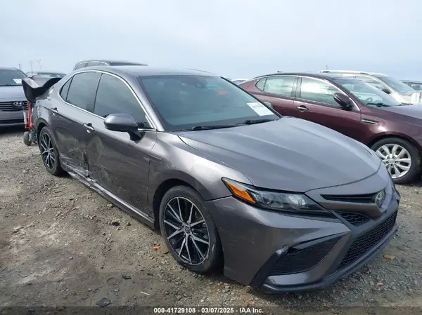 4T1G11AK0MU586968 2021 TOYOTA CAMRY - Image 1