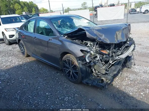 4T1G11AK0MU613733 2021 TOYOTA CAMRY - Image 1