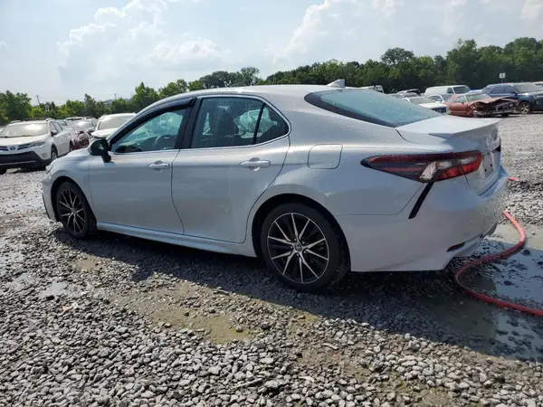 4T1G11AK0NU028636 2022 TOYOTA CAMRY - Image 2