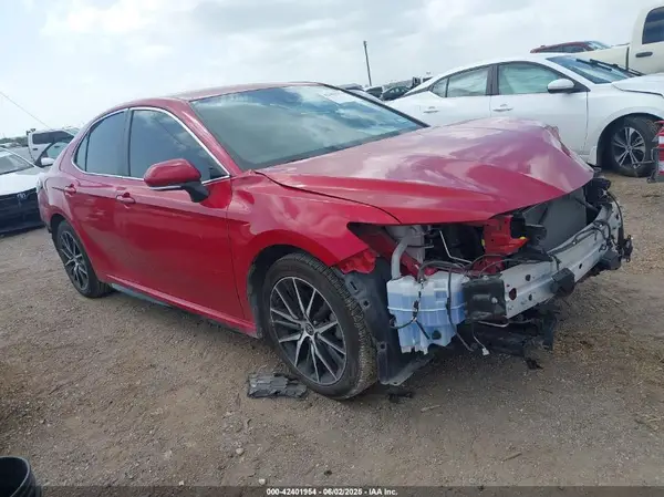 4T1G11AK0NU034386 2022 TOYOTA CAMRY - Image 1