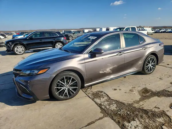 4T1G11AK0NU042603 2022 TOYOTA CAMRY - Image 1
